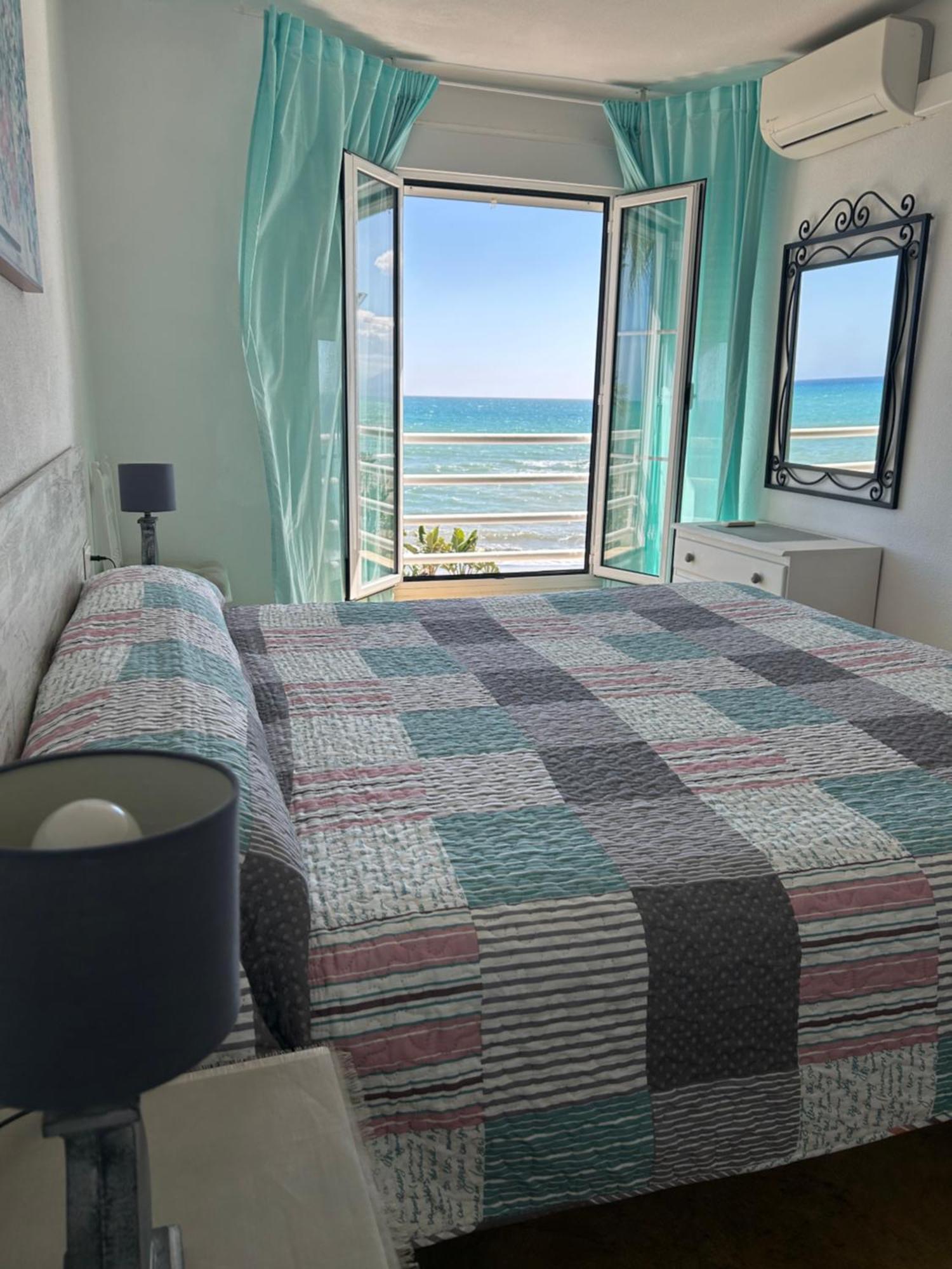 Apartamento Frente Al Mar,Primera Linea De Playa Rincón de la Victoria Dış mekan fotoğraf
